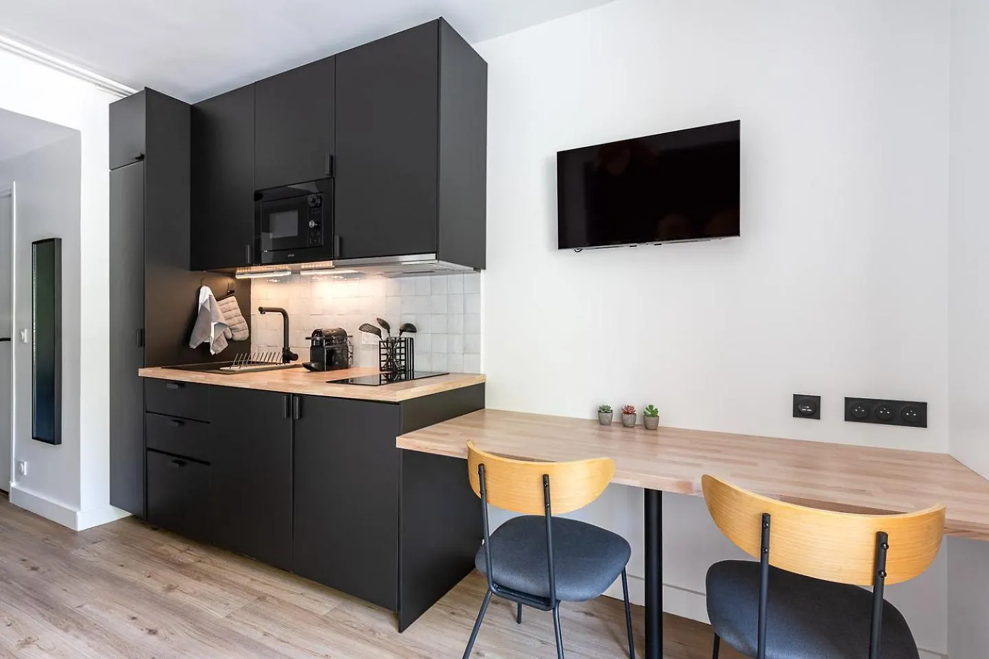 פריז Studio Renove Avec Balcon Pres Des Champs-Elysees צרפת